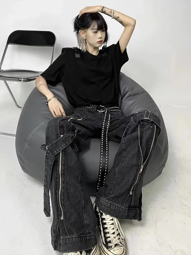 Schwarze grunge Jean mit Reißverschlüssen und Nieten